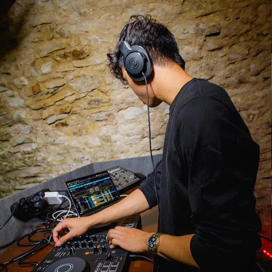 DJ party v ZONE Baru Praha &ndash; DJ za mix&aacute;žn&iacute;m pultem