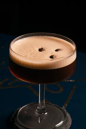 Espresso Martini &ndash; koktejl ZONE Bar Praha
