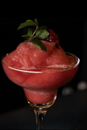 Frozen Strawberry Daiquiri &ndash; koktejl ZONE Bar Praha