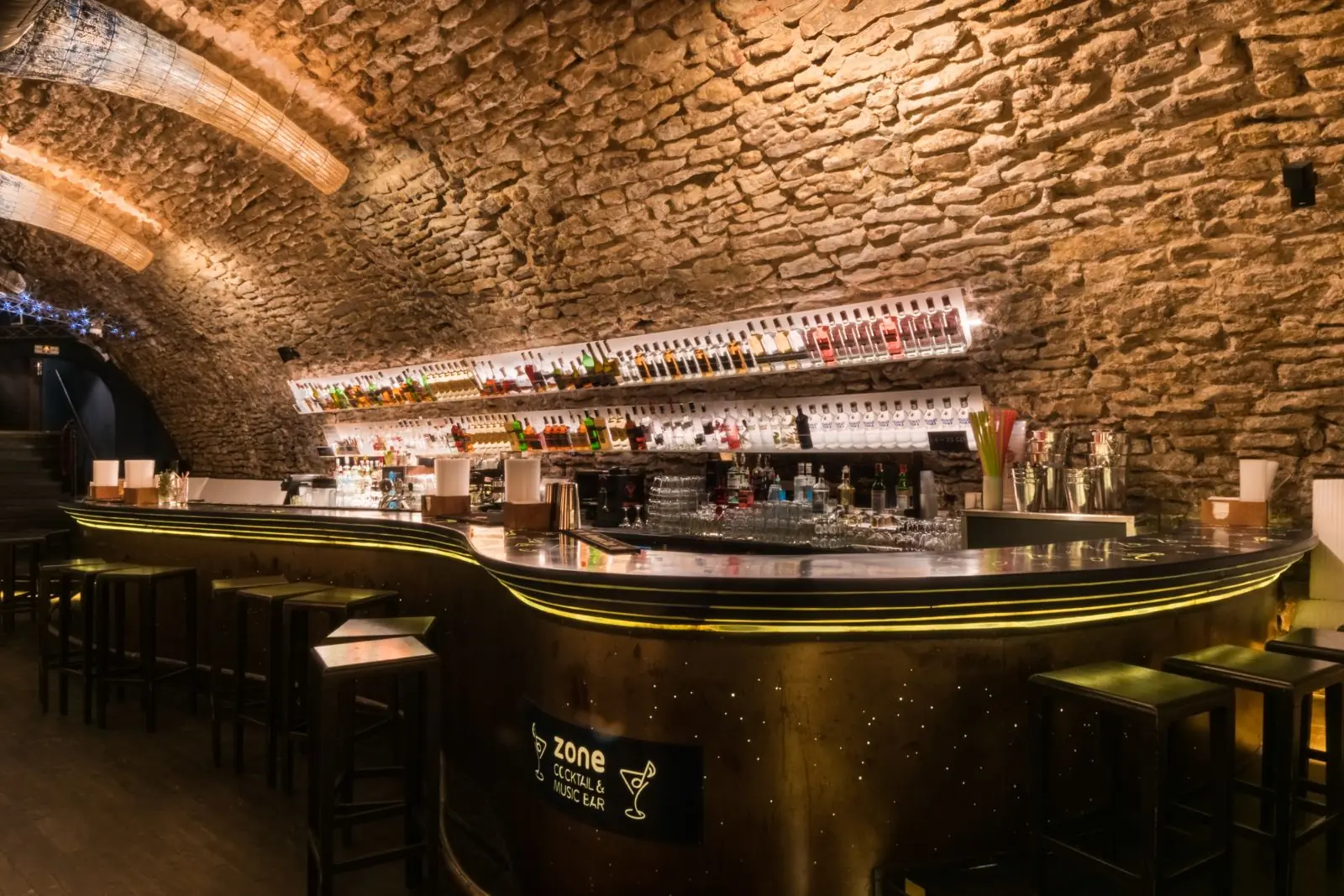 Hlavn&iacute; barov&yacute; pult ZONE Bar Praha s nab&iacute;dkou destil&aacute;tů