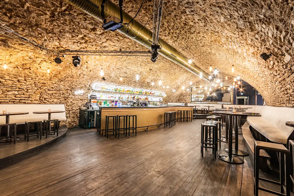 Kamenn&aacute; klenba a bar &ndash; ZONE Bar Praha