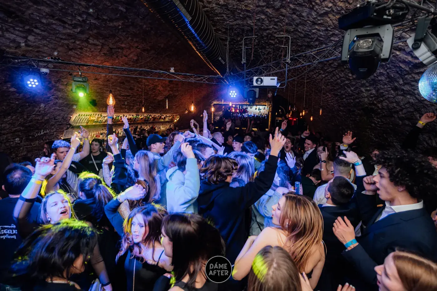 P&aacute;rty na tanečn&iacute;m parketu &ndash; ZONE Bar Praha