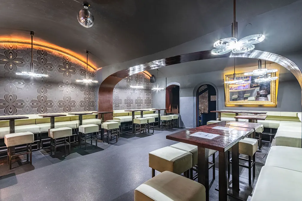 Salonek &ndash; posezen&iacute; &ndash; ZONE Bar Praha
